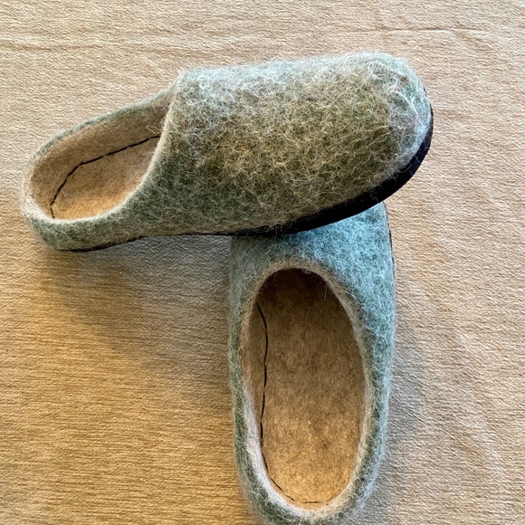 Handmade wool felted slippers - Picture 1 of 4